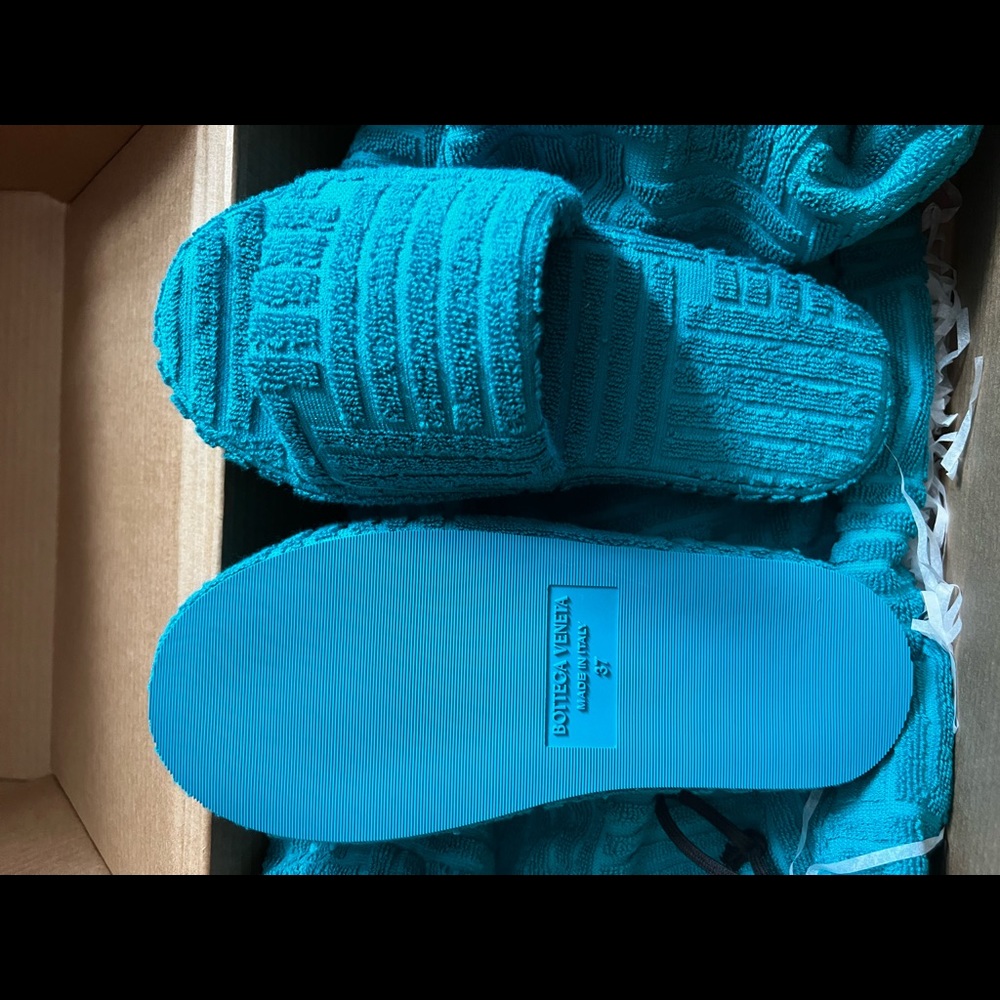 Brand new Bottega Veneta resort slipper